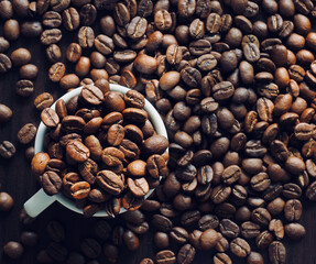 흰색 에스프레소 잔과 로스팅 커피콩 
