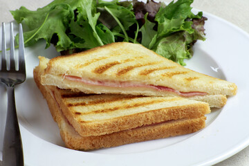 croque-monsieur et salade dans une assiette