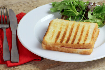 croque-monsieur et salade dans une assiette