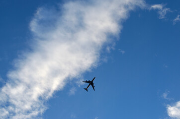 Fototapeta na wymiar 上空を飛ぶ旅客機
