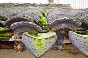 中国の古くて侘しい屋根の瓦