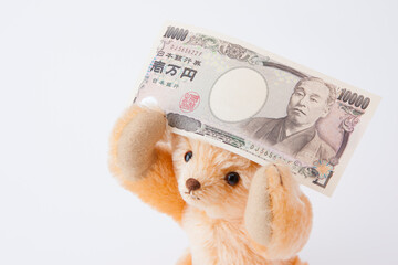 1万円を持ったテディベア