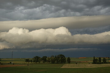 Fototapeta na wymiar 豪雨前の低い雲と草原