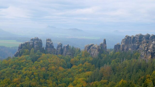 Schrammsteine in der s&auml;chsischen Schweiz bei bew&ouml;lktem Himmel in klassischer Ansicht