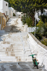 Moped am Beginn einer steilen Treppe in der Hauptstadt der griechischen Kykladen-Insel Andros