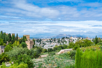 Fototapeta na wymiar scenic view to Granada with trees and Alhambra