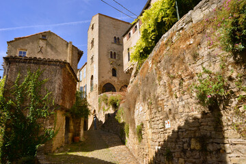 Ascension m&eacute;di&eacute;vale sur  les remparts &agrave; Cordes-sur-Ciel (81170), Tarn en Occitanie, France