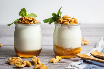 Postre de iogurt con miel con nueces y decorado con hierba fresca