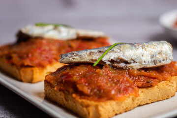 Tapa de sardinas gourmet con salsa especial de tomate 