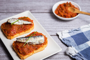 Tapa de sardinas con tomate