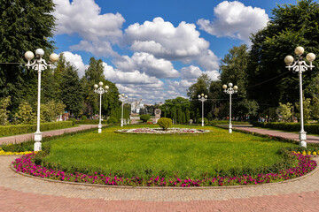 Obraz premium Tver, Tver region. Bright summer day in the city garden. Picturesque clouds