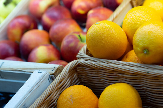 Orange et brunion sur le stand du mara&icirc;cher