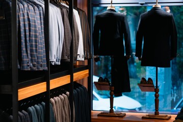Naklejka premium Pants in men's hands in a clothing store, close-up.
