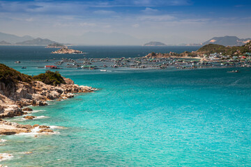 Küstenlandschaft mit Fischerbooten bei Vinh Hy, Vietnam, Asien