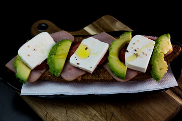 tostada jamon york, aguacate,  y queso fresco