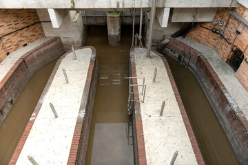 Anlage in der Stadtentwässerung, Zulauf von Schmutzwasser zum Pumpensumpf im Pumpenhaus.