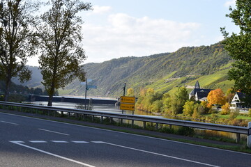 Moseltal im Oktober, Bereich der Schleuse Müden