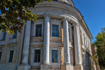 Tver. Historical building of the barracks of the 8th Grenadier Moscow regiment. The cavalry barracks. Late 18th century.