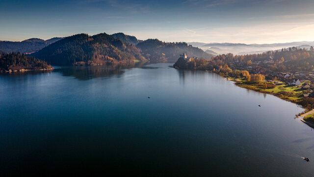 Jezioro Czorsztyńskie - Zbiornik Czorsztyński &ndash; zaporowy zbiornik wodny na Dunajcu, w Kotlinie Nowotarskiej, pomiędzy Pieninami a Gorcami.