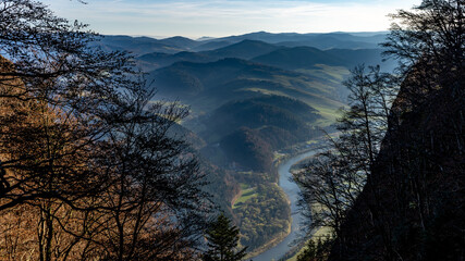 Góry Pieniny i rzeka Dunajec w Karpatach, Polska © Franciszek
