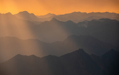Italien - Gardasee - Berge im Sonnenuntergang mit Wolken