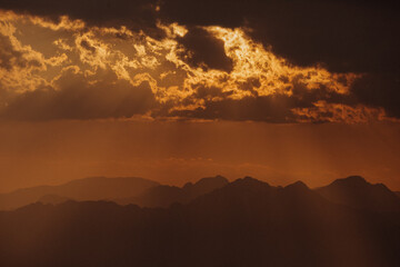 Italien - Gardasee - Berge im Sonnenuntergang mit Wolken