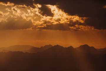 Italien - Gardasee - Berge im Sonnenuntergang mit Wolken