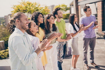 Photo of company of friends standing smile enjoy arms clap applaud weekend meeting restaurant outside