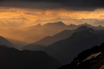 Italien - Gardasee - Berge im dramatischen Sonnenuntergang mit Wolken