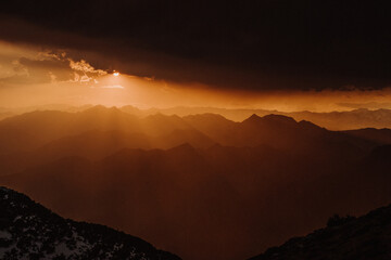 Italien - Gardasee - Berge im dramatischen Sonnenuntergang mit Wolken