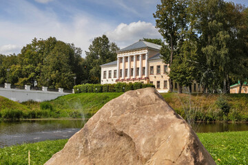Obraz premium Uglich Kremlin. View of the historic building of the city Council from the S-shaped brook Stone.