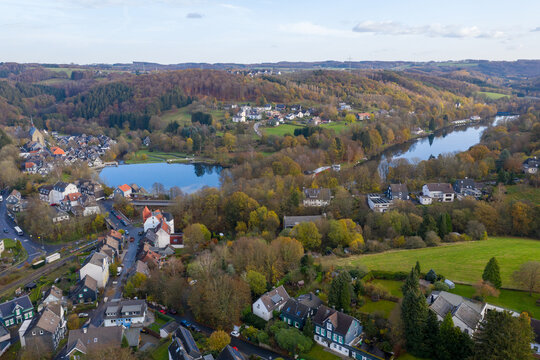 Luftaufnahme von Wuppertal Beyenburg mit dem Stausee und umliegender Besiedlung, Wiesen und W&auml;ldern