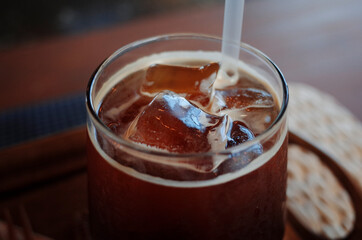 잔에 가득 찬 아이스 아메리카노