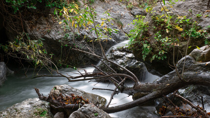 Piedras de rio en agua sedosa de Rio Monachil
