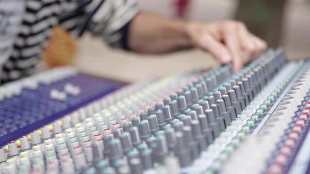 Console table de mixage - sonorisation concert live main de l'ing&eacute;nieur son - musique festival de jour