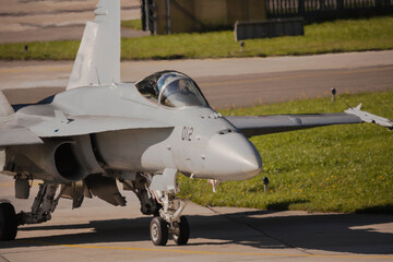 F18 rollt zur Startposition