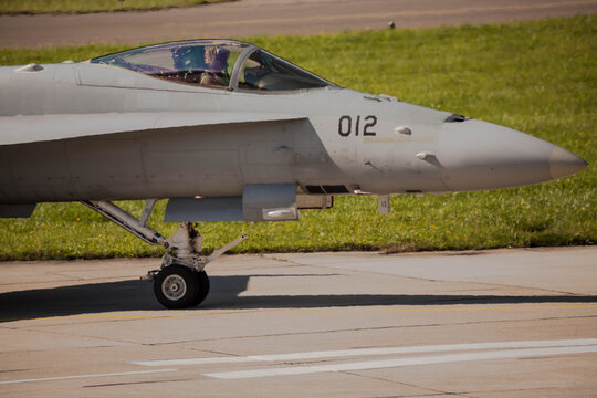 F18 rollt zur Startposition