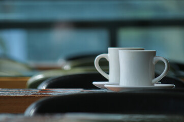 테이블 위에 놓인 두 개의 머그컵