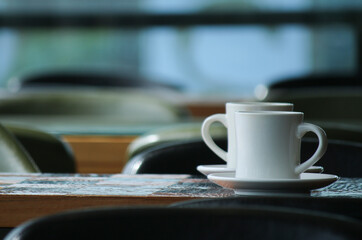 테이블 위에 놓인 두 개의 머그컵