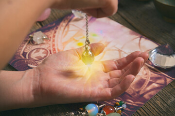Palm reading with pendulum