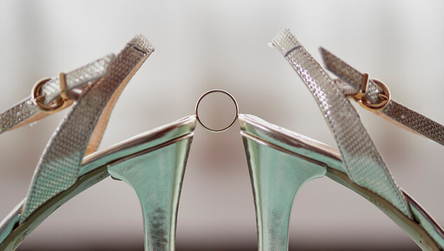 Anillo de compromiso con zapatos de tac&oacute;n