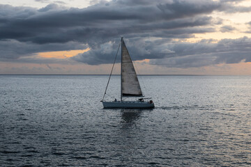 Obraz premium A sailboat with a sunset 