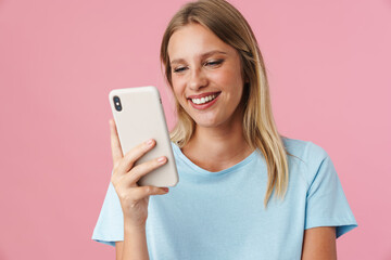 Naklejka premium Smiling attractive young woman using mobile phone