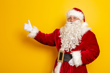 Fototapeta na wymiar Santa Claus showing thumbs up