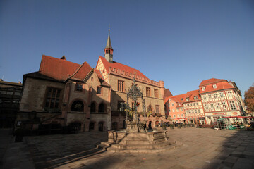 Naklejka na ściany i meble Göttingen; Marktplatz mit Rathaus und Gänselieselbrunnen