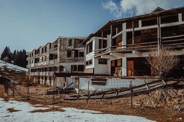 Lostplace- Altes zerfallenes Skihotel in Italien