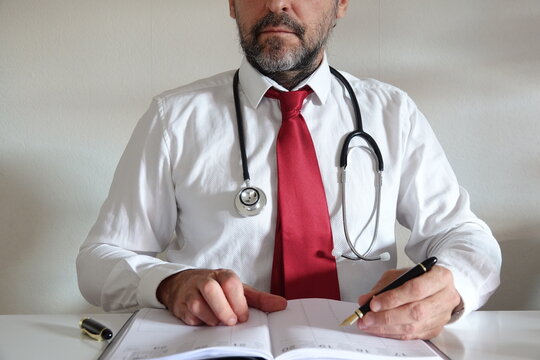 medecin cravate rouge r&eacute;dige ordonnance