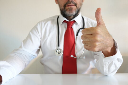 docteur cravate rouge tend un pouce