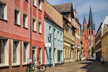 bitterfeld, deutschland - straße in der altstadt mit rathaus und antoniuskirche