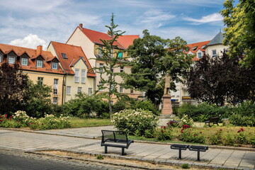 Obraz premium delitzsch, deutschland - kleiner park mit denkmal von hermann schulze delitzsch